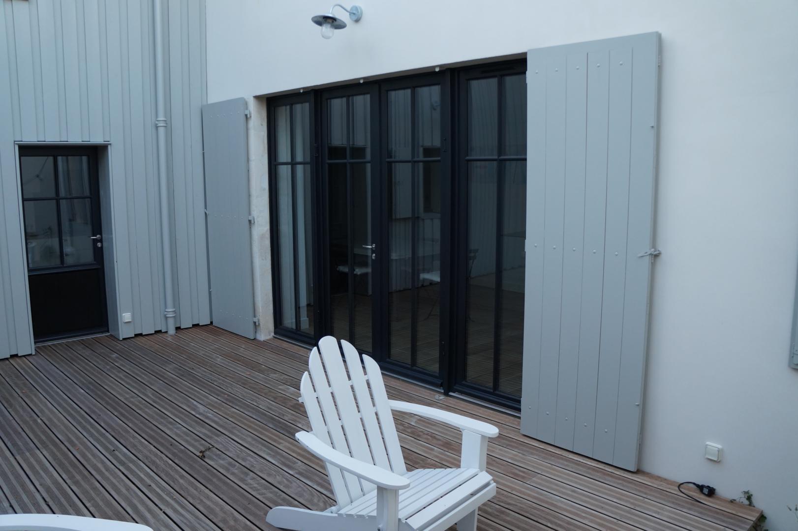 Quelles sont les options de finition et de décoration disponibles pour les encadrements de fenêtres à La Rochelle ?