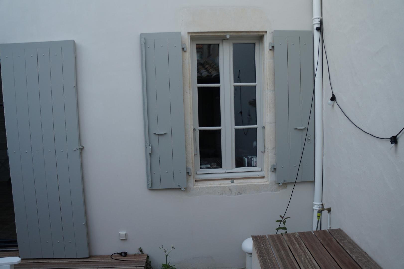 Quels sont les avantages des volets roulants et comment les installer correctement à La Rochelle ?