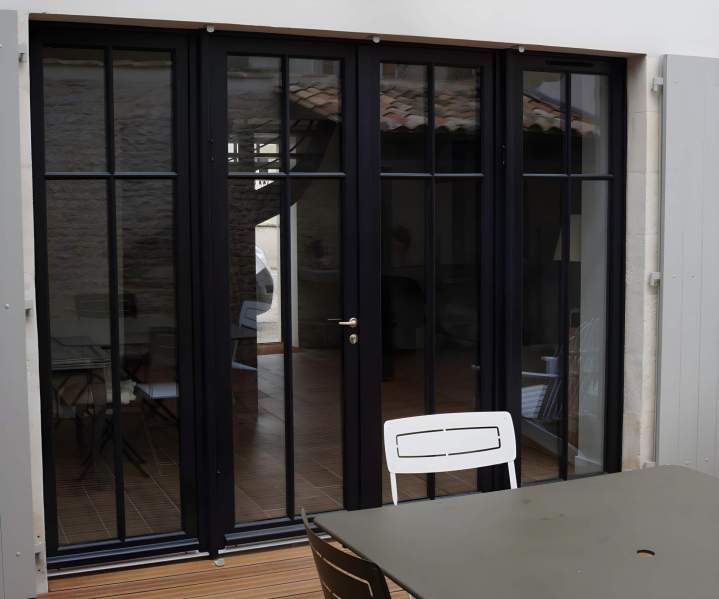 Baies vitrées noires accès terrasse La Rochelle