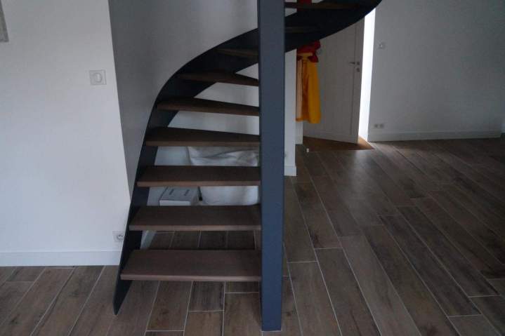 Escalier courbe bois massif moderne La Rochelle