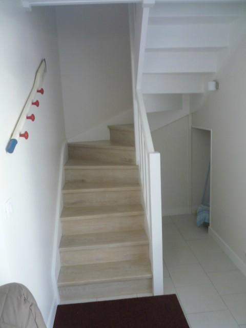 Escalier droit bois blanc marches La Rochelle