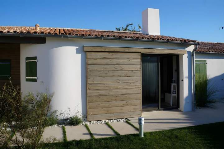 Extension contemporaine bois clair avec terrasse La Rochelle