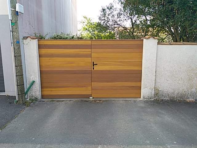 Portail garage bois teinté lames La Rochelle