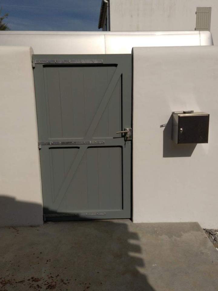 Porte entrée gris rivets acier La Rochelle